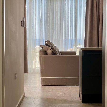 Carrington Holidays Кирения Екстериор снимка