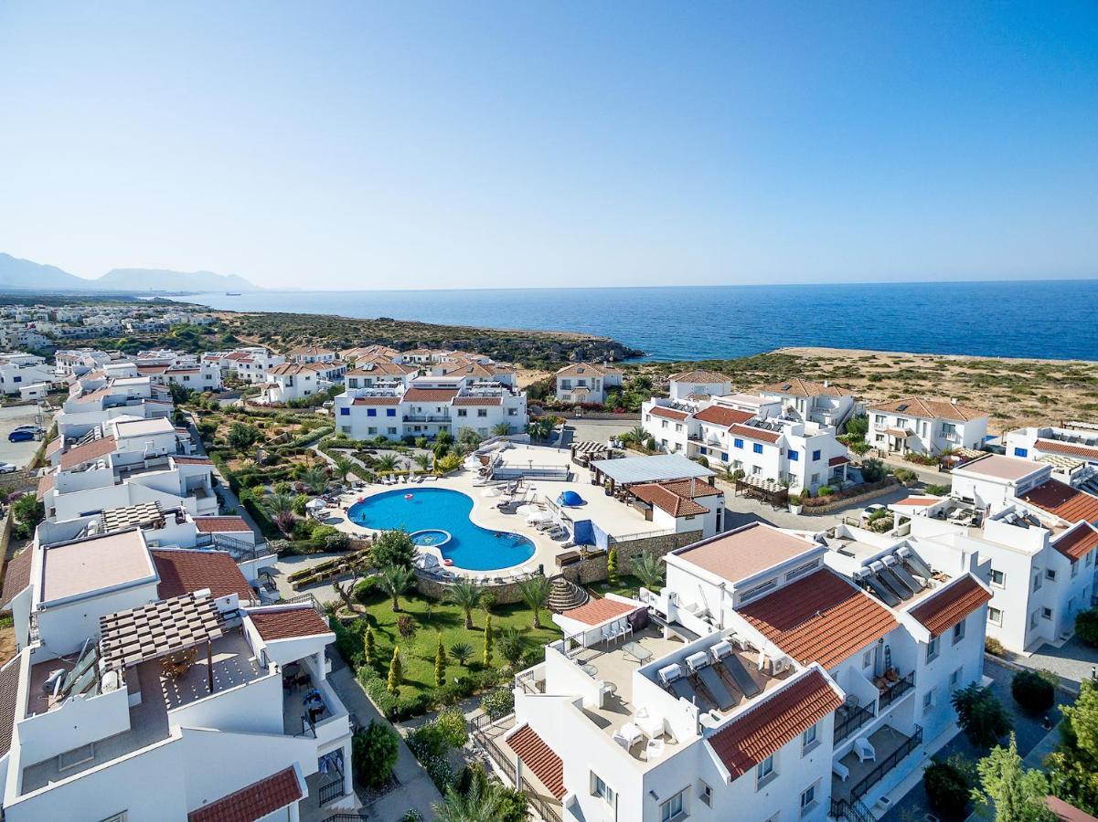 Carrington Holidays Кирения Екстериор снимка