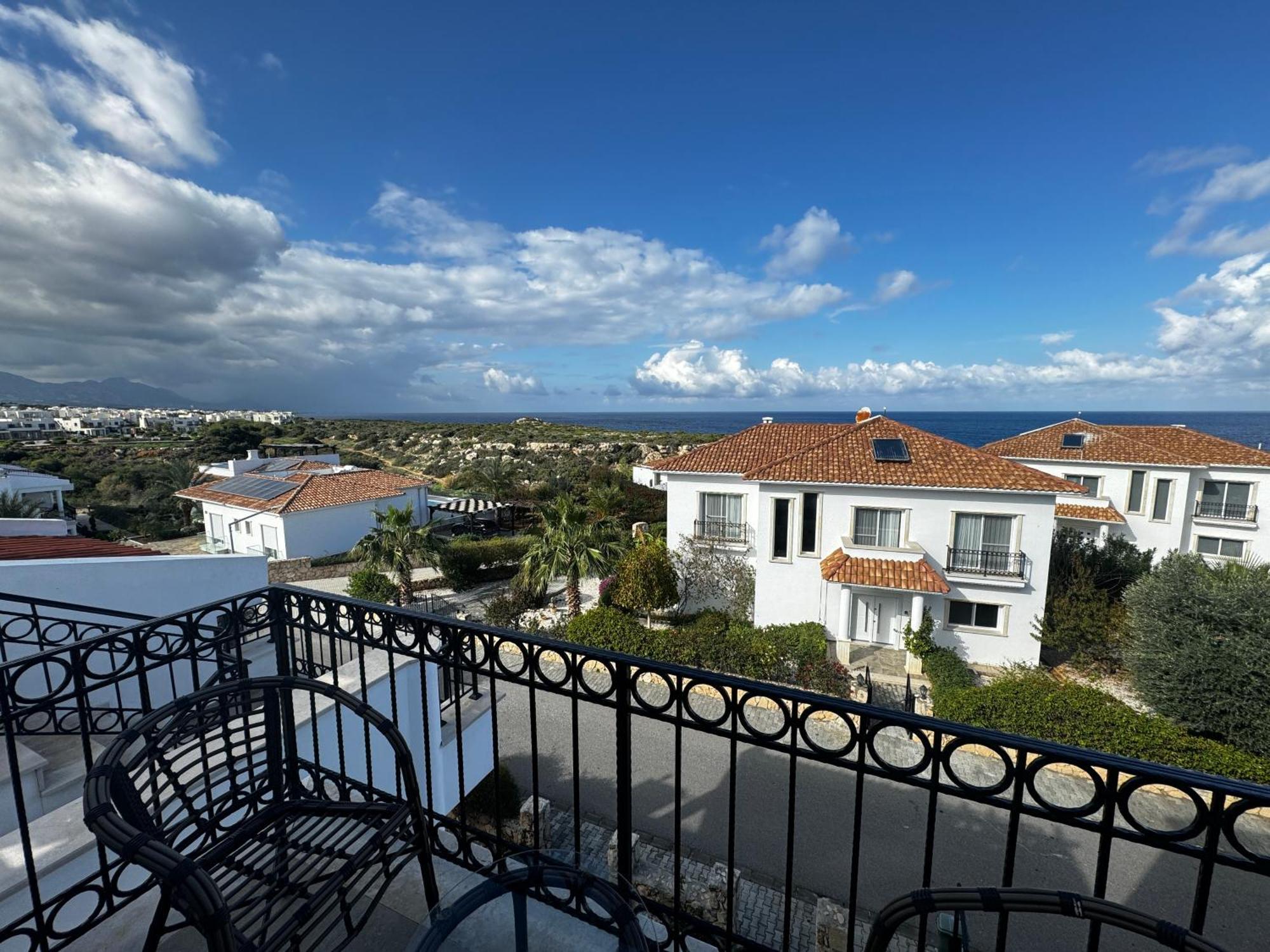 Carrington Holidays Кирения Екстериор снимка