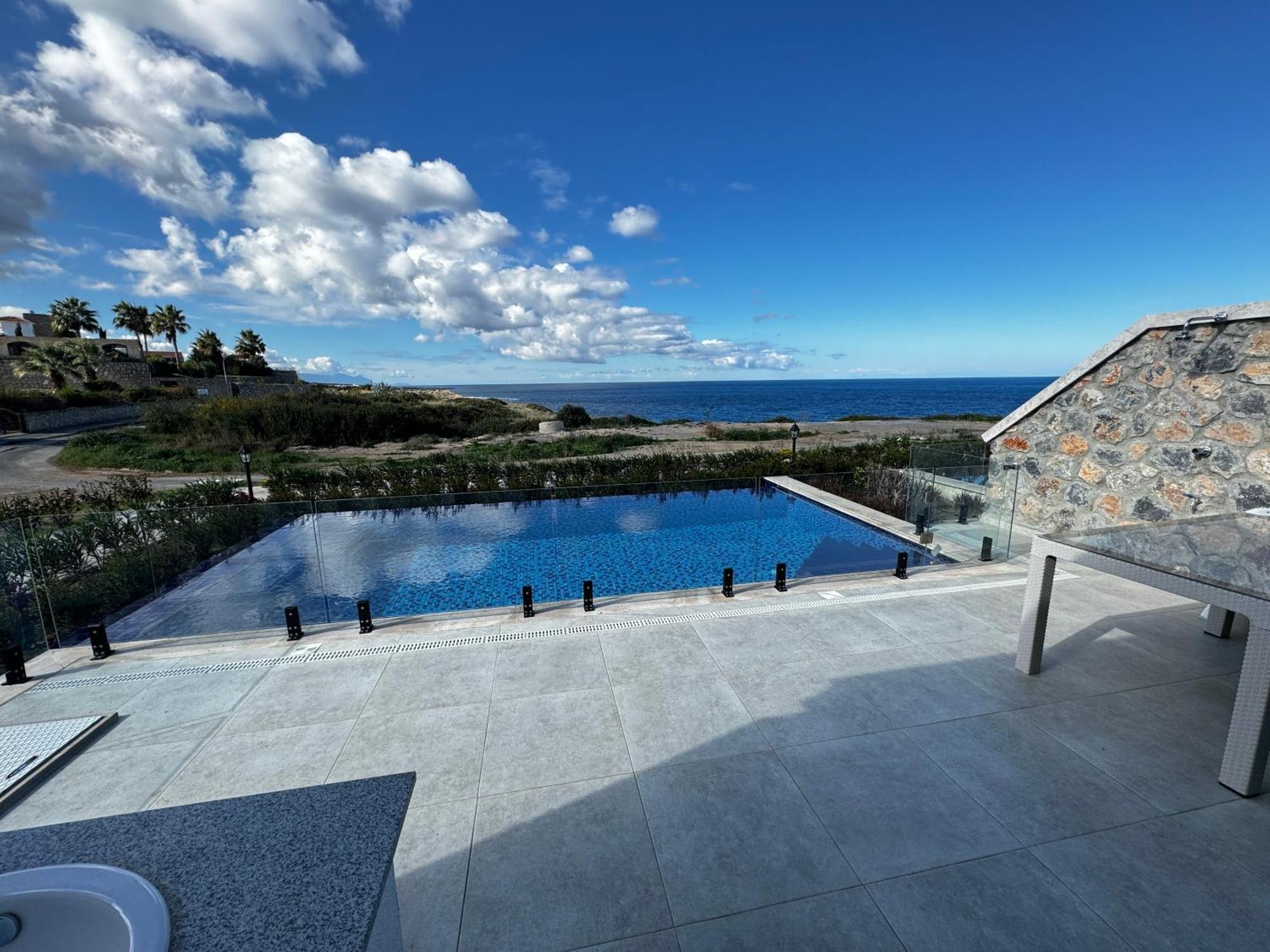 Carrington Holidays Кирения Екстериор снимка