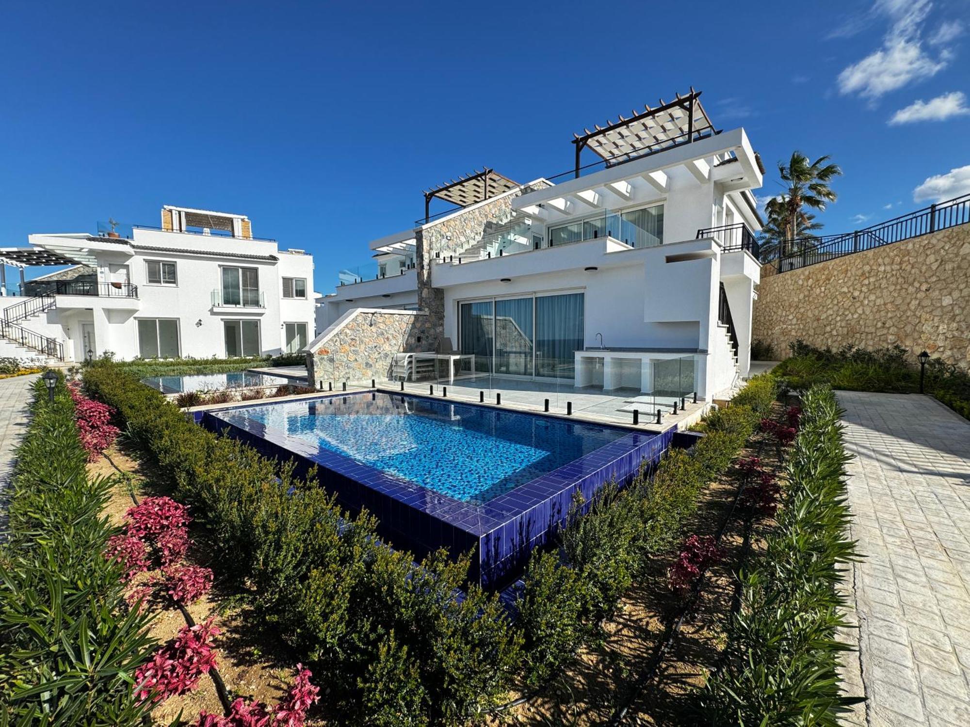 Carrington Holidays Кирения Екстериор снимка