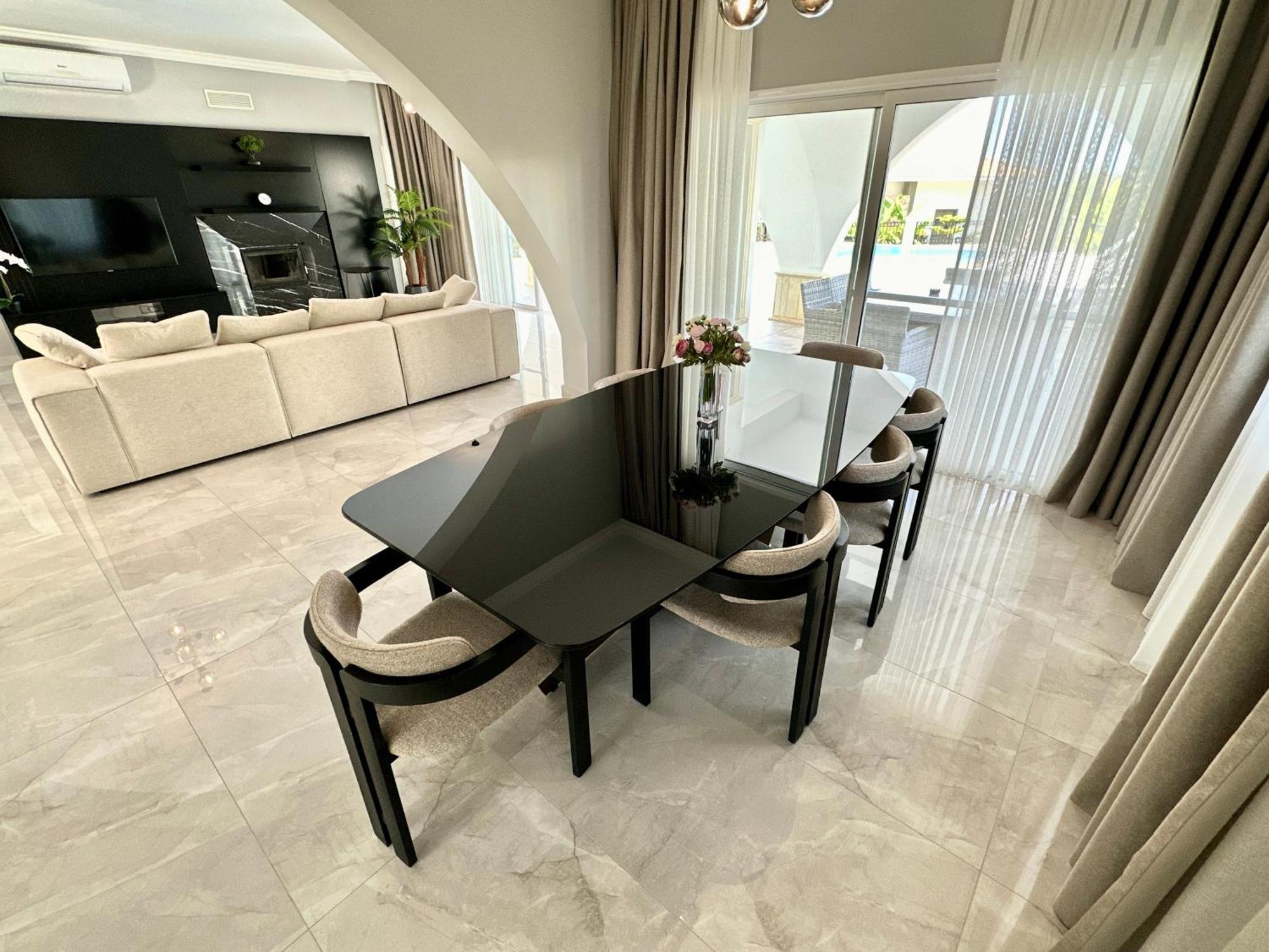 Carrington Holidays Кирения Екстериор снимка