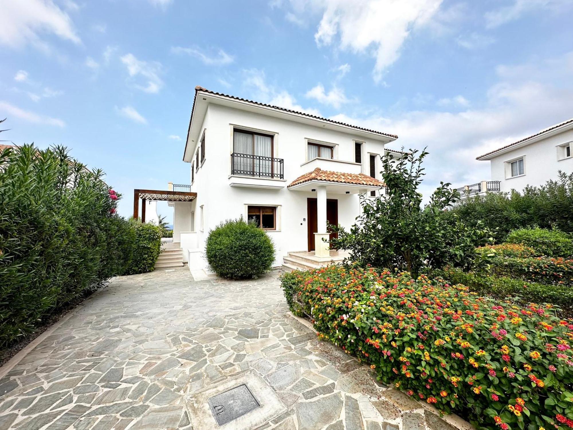 Carrington Holidays Кирения Екстериор снимка