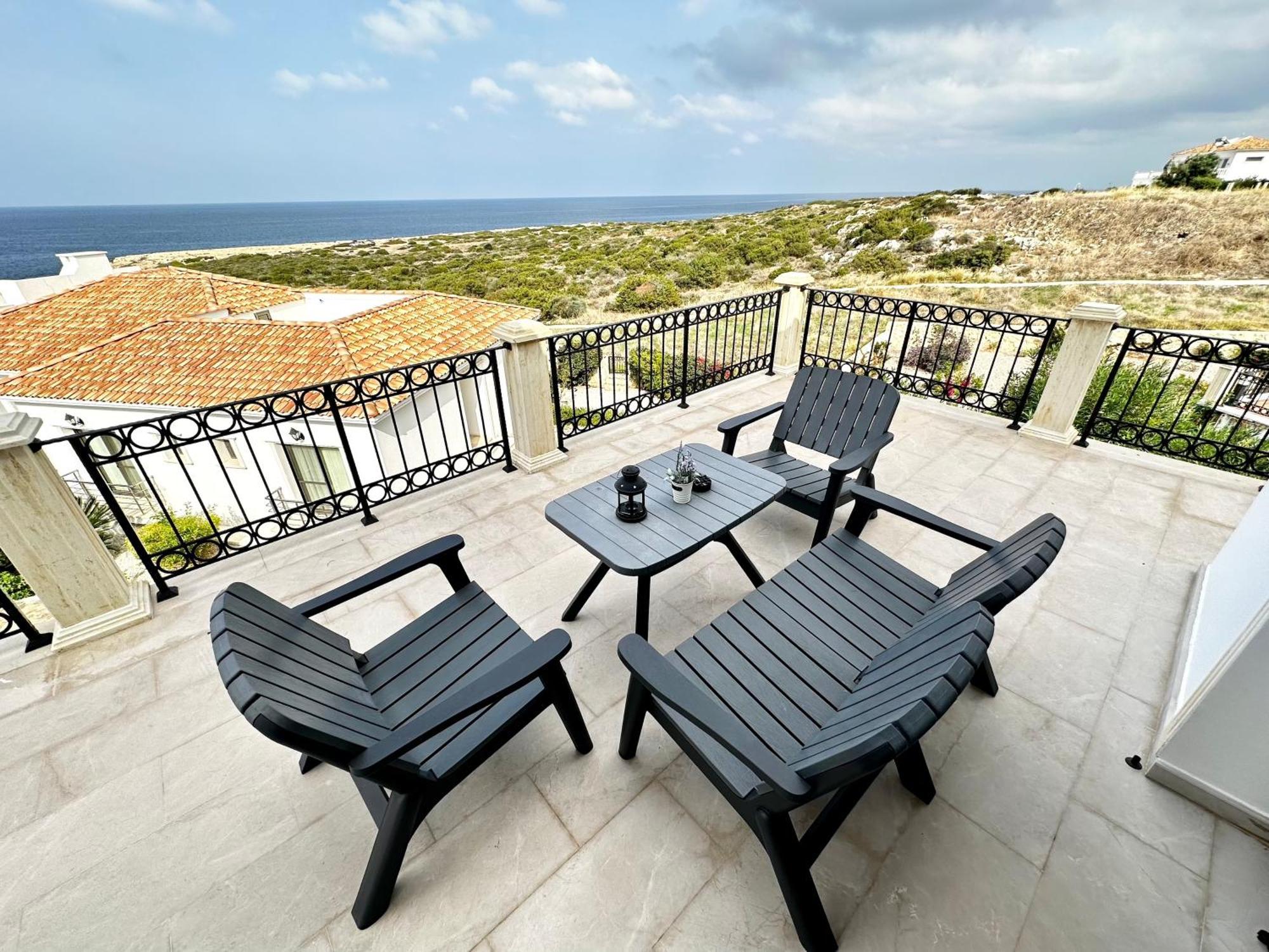 Carrington Holidays Кирения Екстериор снимка