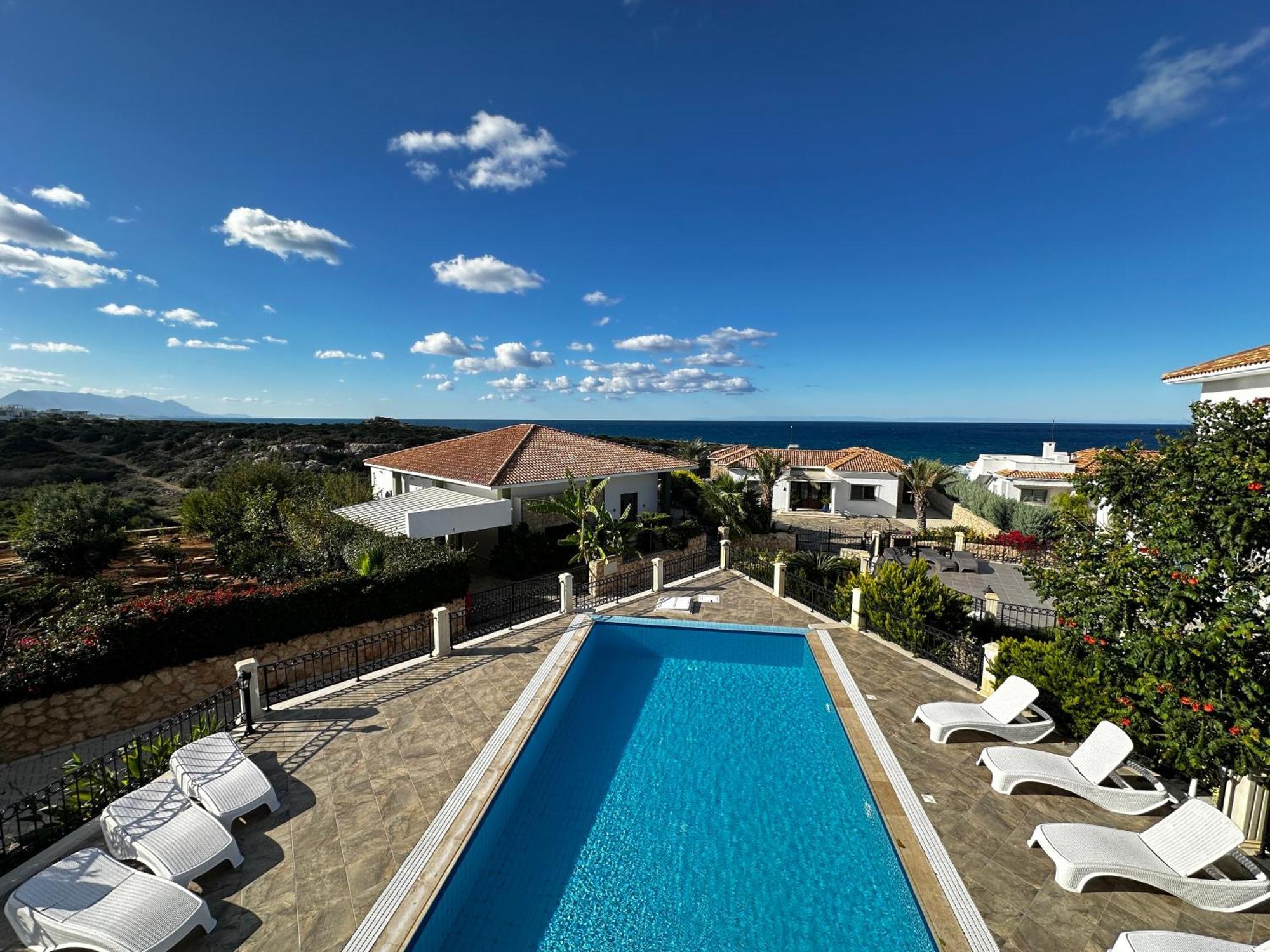 Carrington Holidays Кирения Екстериор снимка