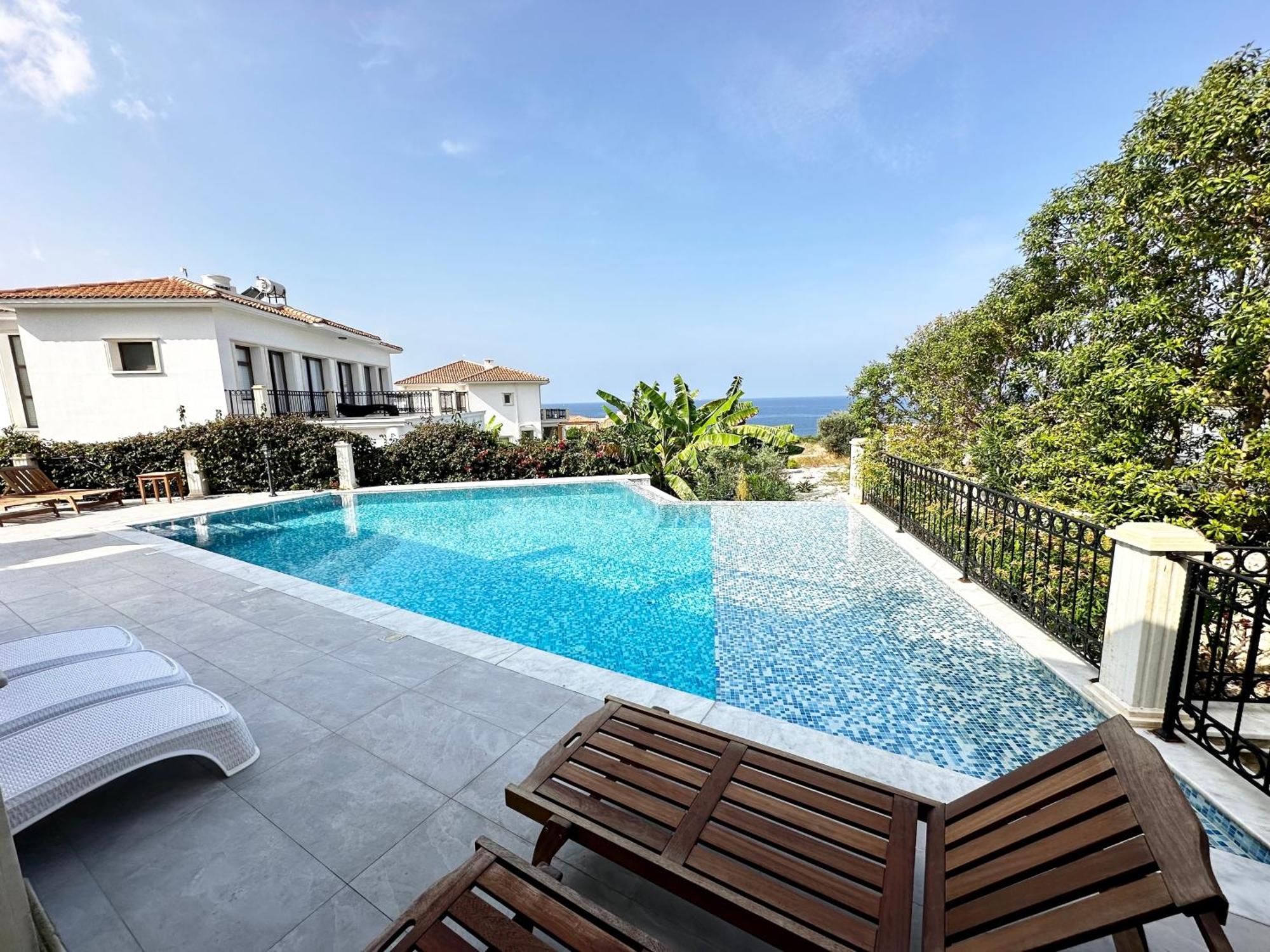 Carrington Holidays Кирения Екстериор снимка