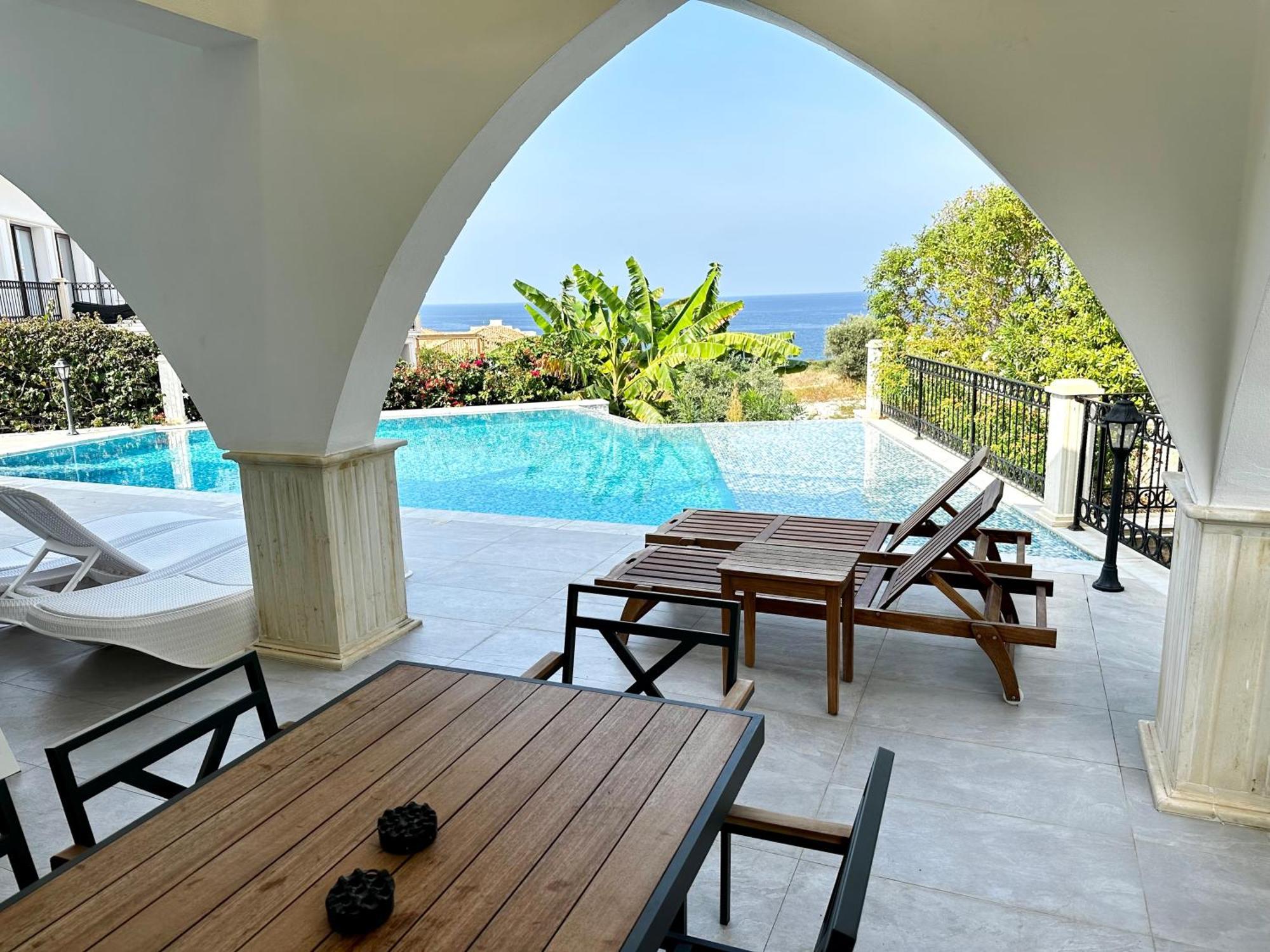 Carrington Holidays Кирения Екстериор снимка