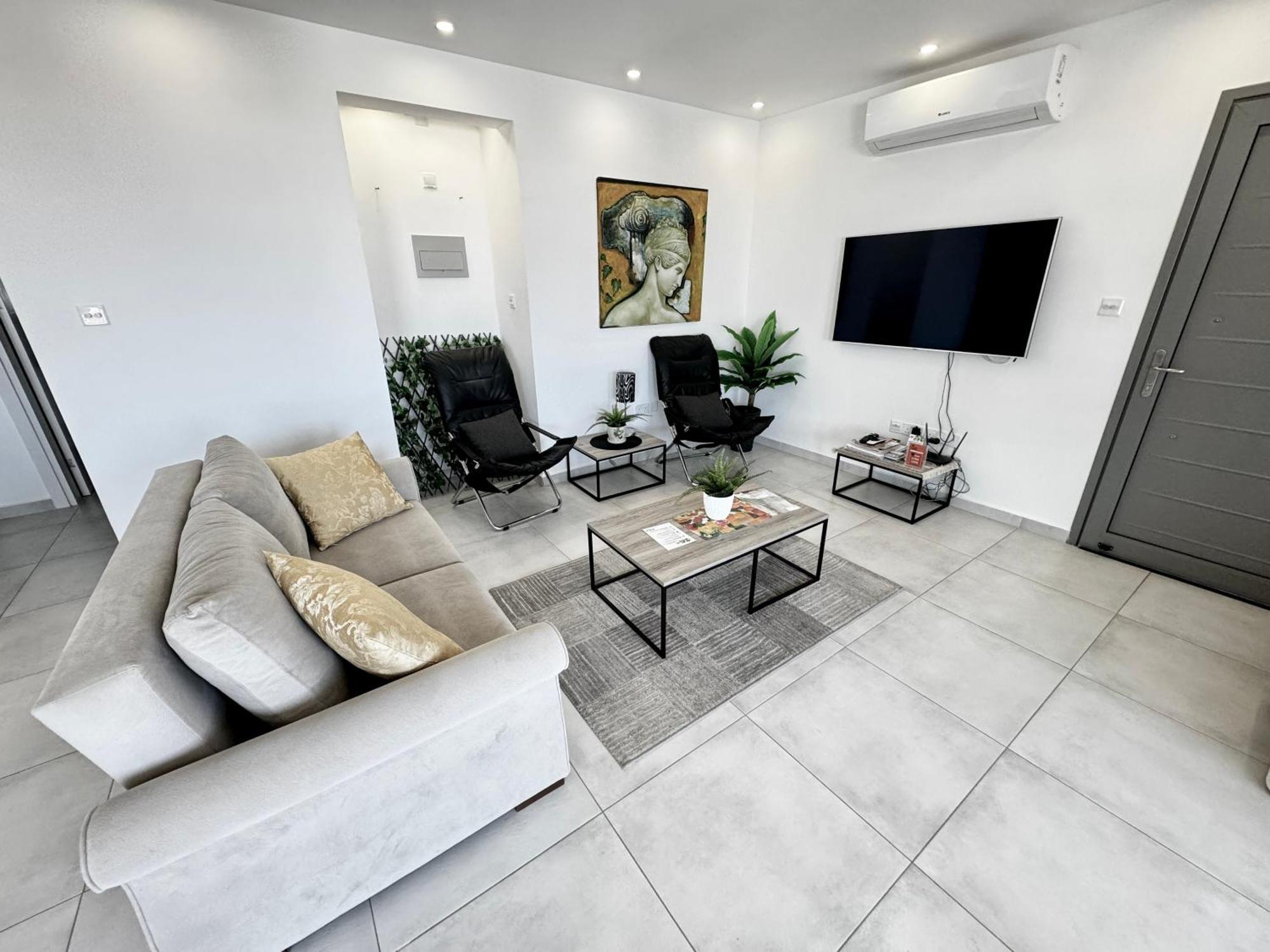 Carrington Holidays Кирения Екстериор снимка