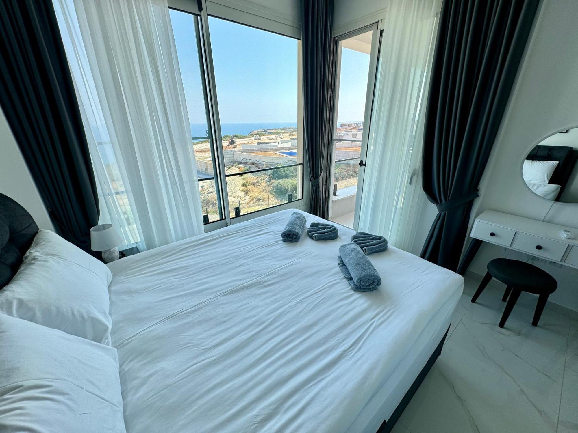 Carrington Holidays Кирения Екстериор снимка
