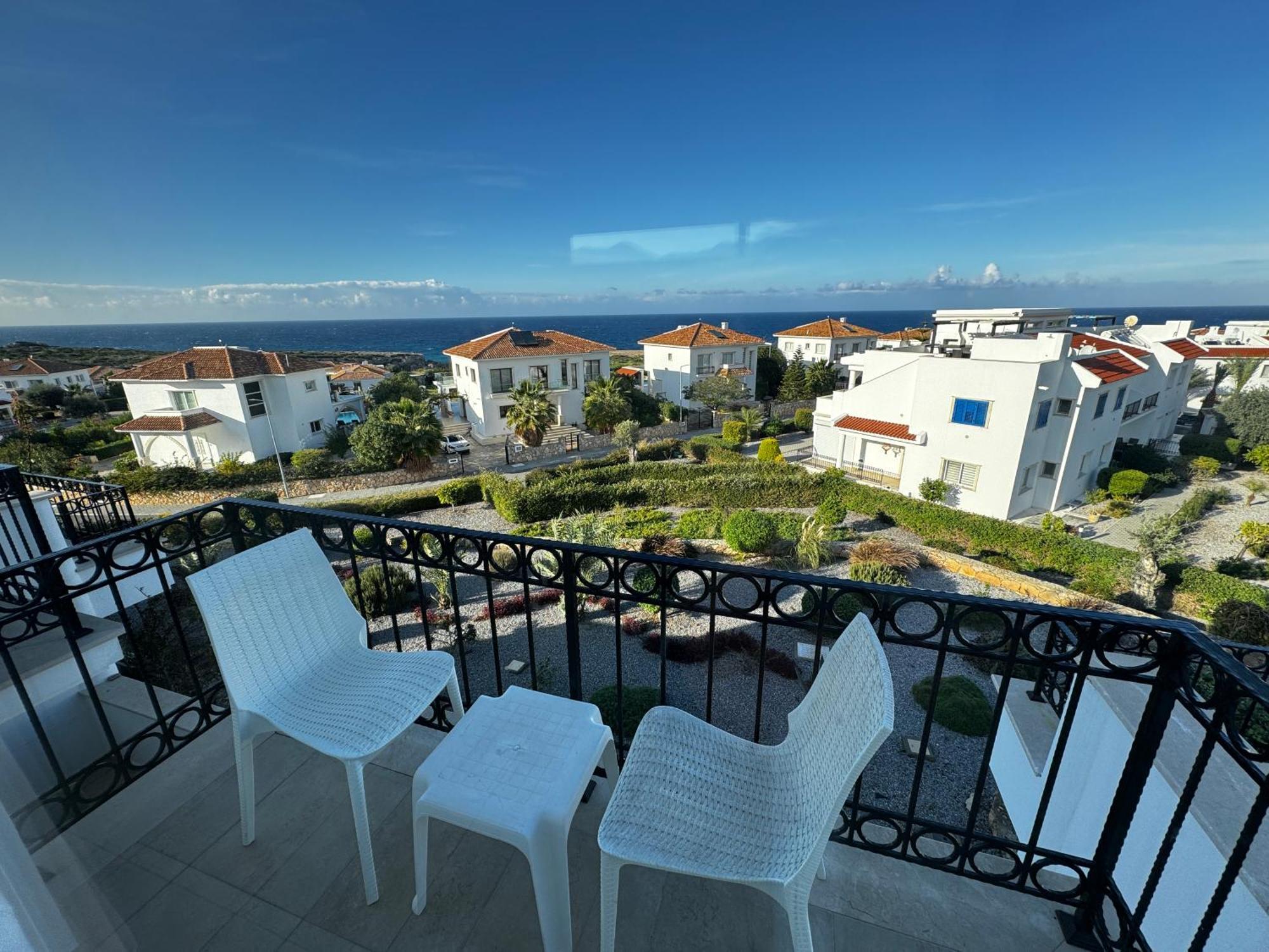 Carrington Holidays Кирения Екстериор снимка