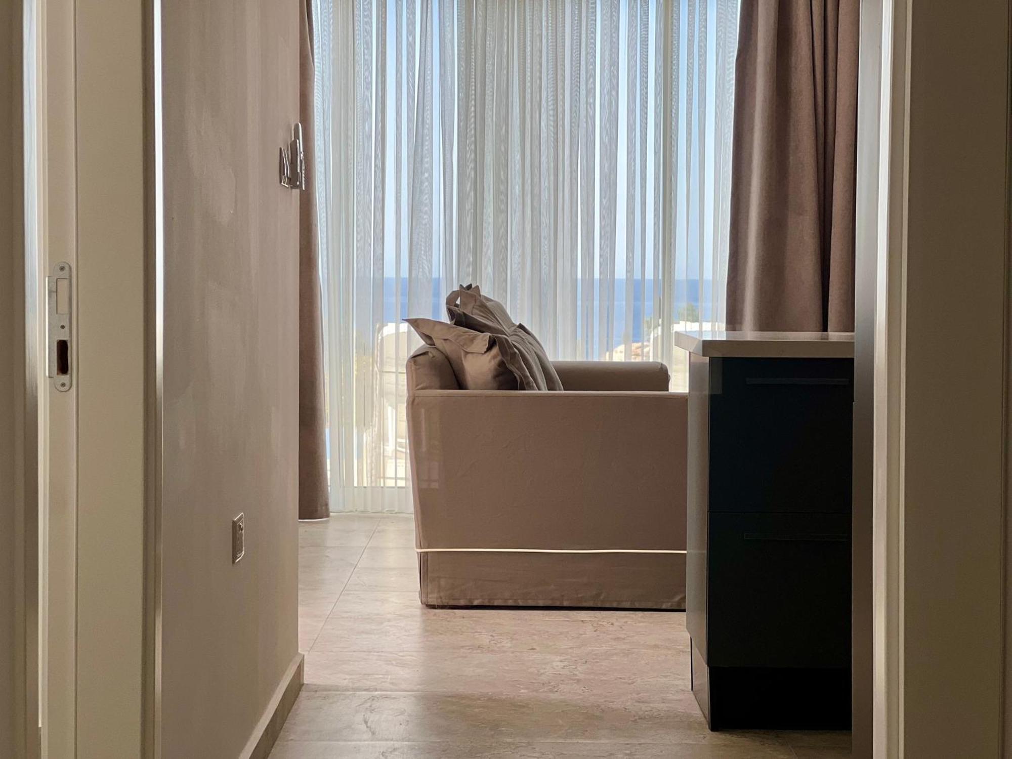 Carrington Holidays Кирения Екстериор снимка