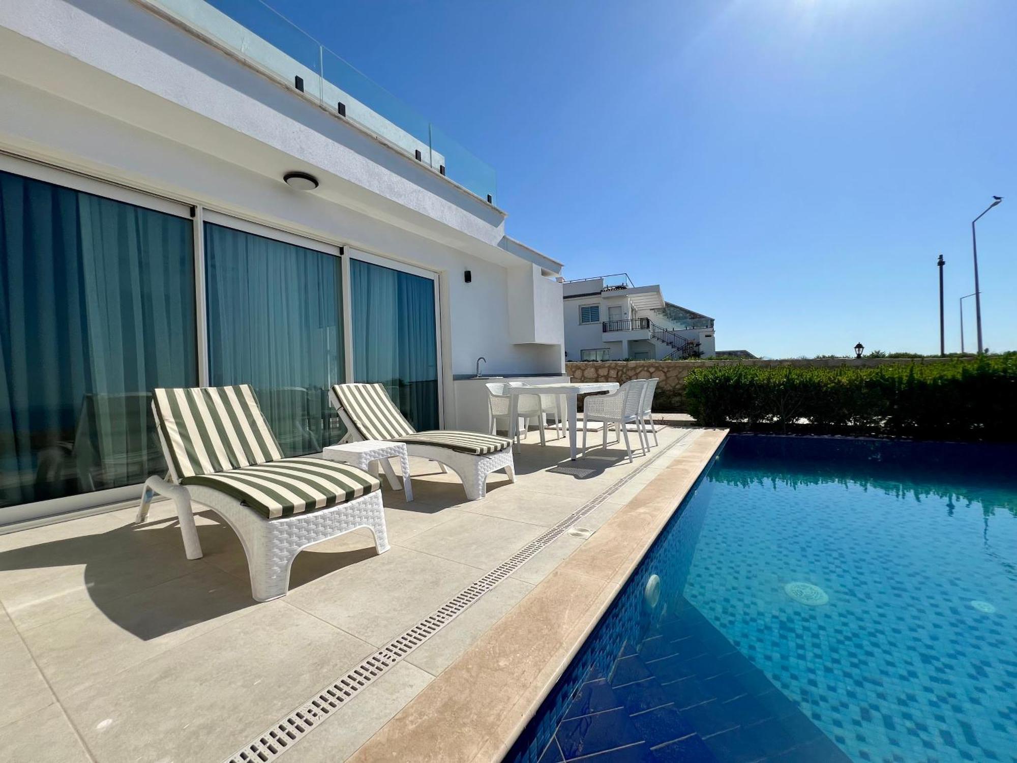 Carrington Holidays Кирения Екстериор снимка